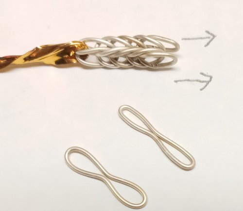 Judy Larson's Double Foxtail Chain - , Wire Jewelry Design, Making Chain, Chain Making , Loops, Wire Loop, Wrapped Wire Loop, use flat nose pliers to provide the grip needed